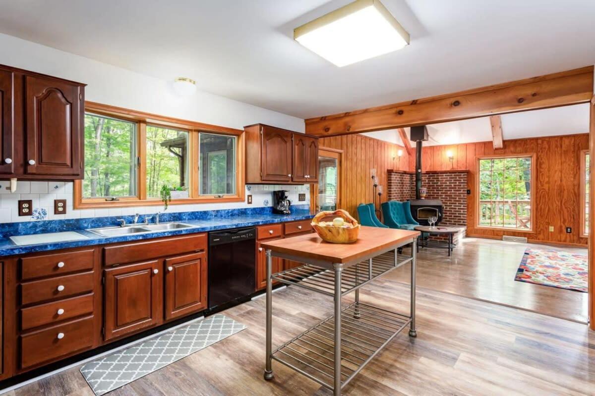 Huge Cabin W Hot Tub, Deck, Grill, Fire Pit, Wifi Беркли-Спрингс Экстерьер фото